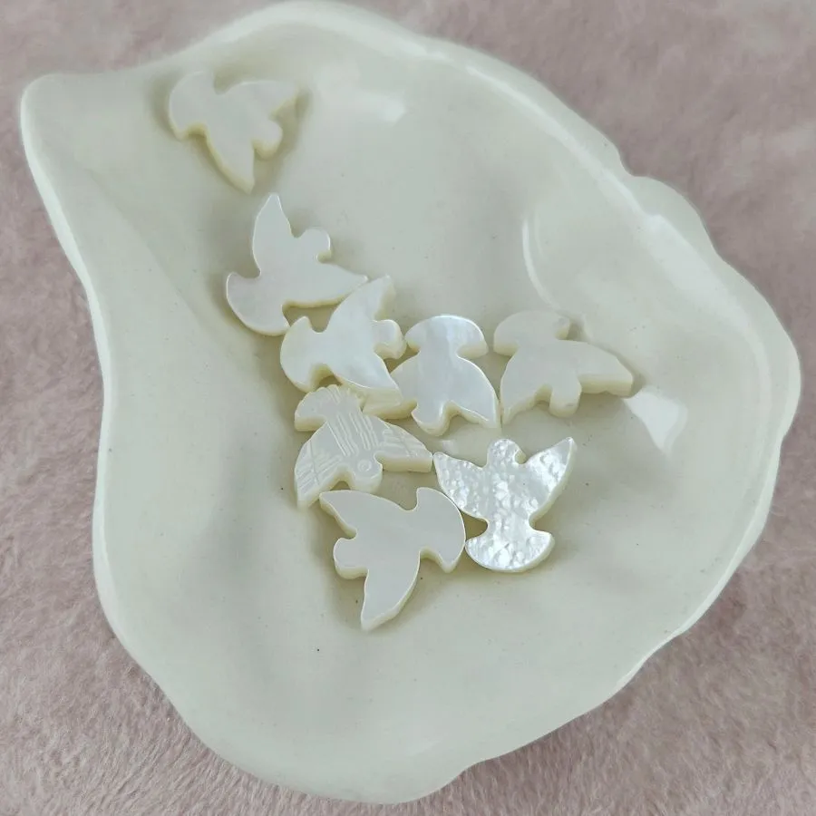 1 шт. Бусина Голубь из натурального перламутра 12.2х13.5х3 (10074) для бижутерии купить с доставкой по России | Интернет‑магазин Viva Beads
