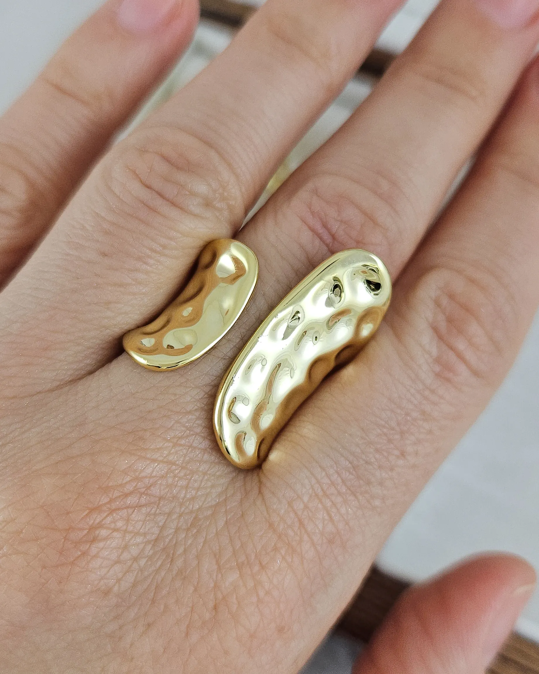 Кольцо Объемное с эффектом мятого металла свободного размера с позолотой 14К (10236-З) купить с доставкой по России | Интернет-магазин Viva Beads