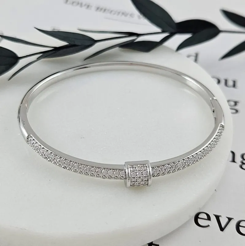 Браслет жесткий 65х55х4 мм с фианитами, родиевое покрытие (10037-Р) купить с доставкой по России | Интернет-магазин Viva Beads