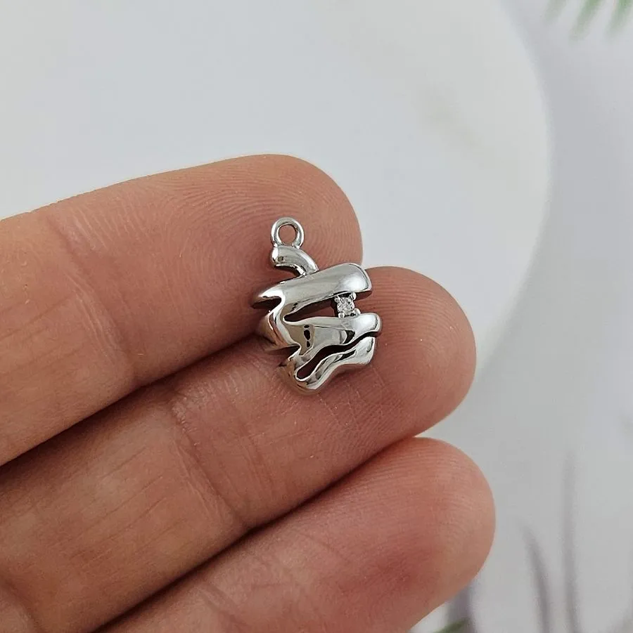 Подвеска Яблоко 13.3x9.9х4.7 мм с фианитом, родиевое покрытие (9954-Р)