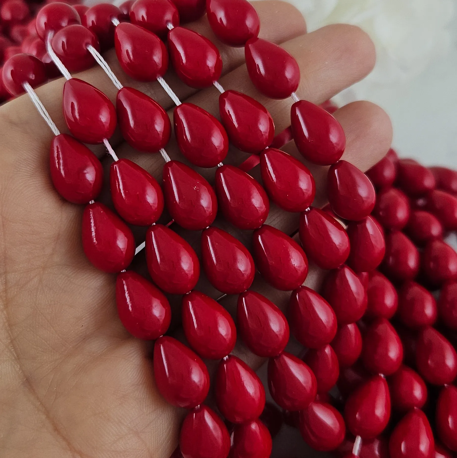 Нить 40 см Жемчуг майорка ок. 9х13 мм бусина гладкая капля, красный (9742-КРАС) купить с доставкой по России | Интернет-магазин Viva Beads