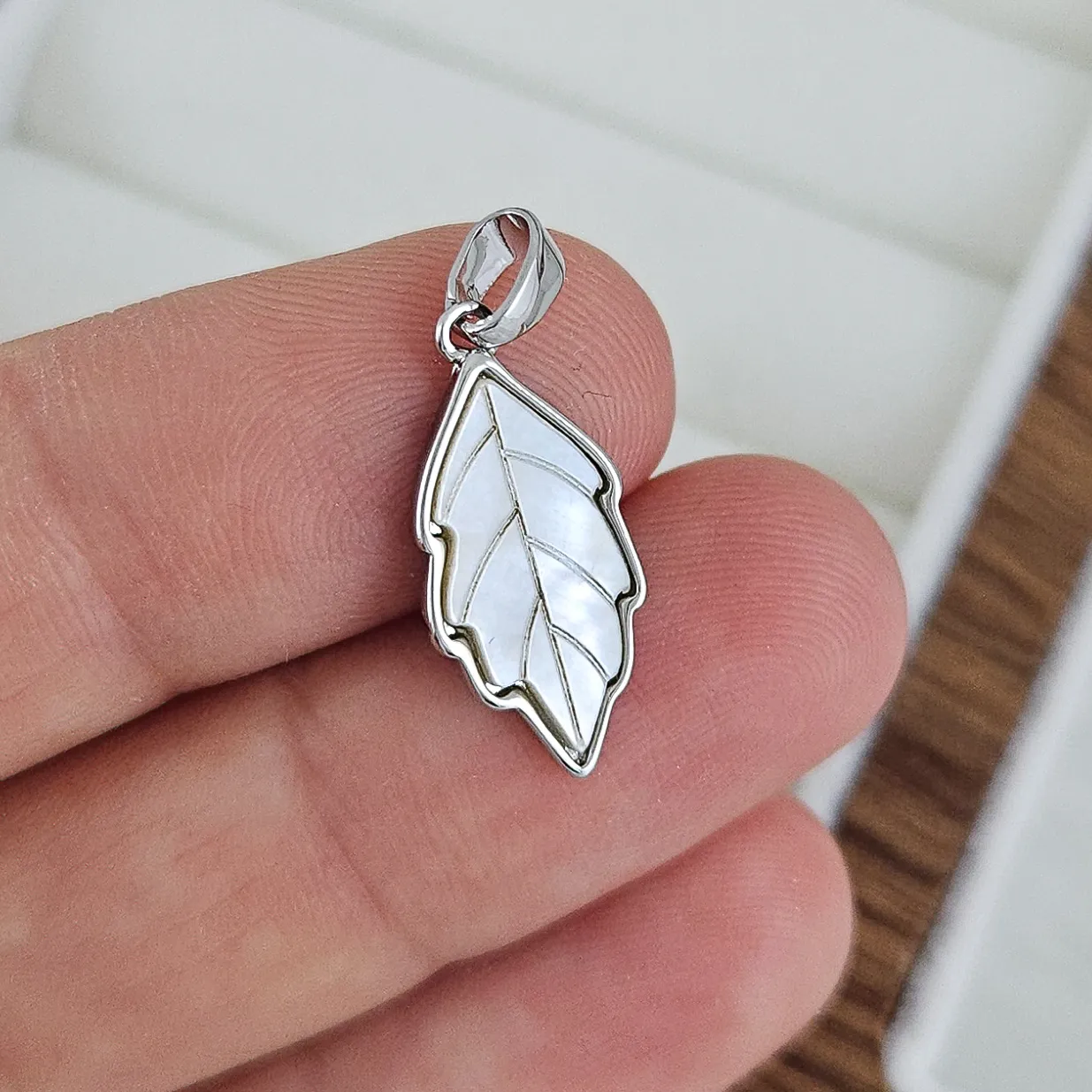 Подвеска кулон Лист 19x8.8х1.7 мм м перламутром, родиевое покрытие (10235-Р) купить с доставкой по России | Интернет-магазин Viva Beads