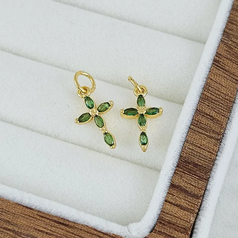 Подвеска Крест 13.5х8 мм с зелеными фианитами, позолота 14К (7512-ЗЗ) купить с доставкой по России | Интернет-магазин Viva Beads