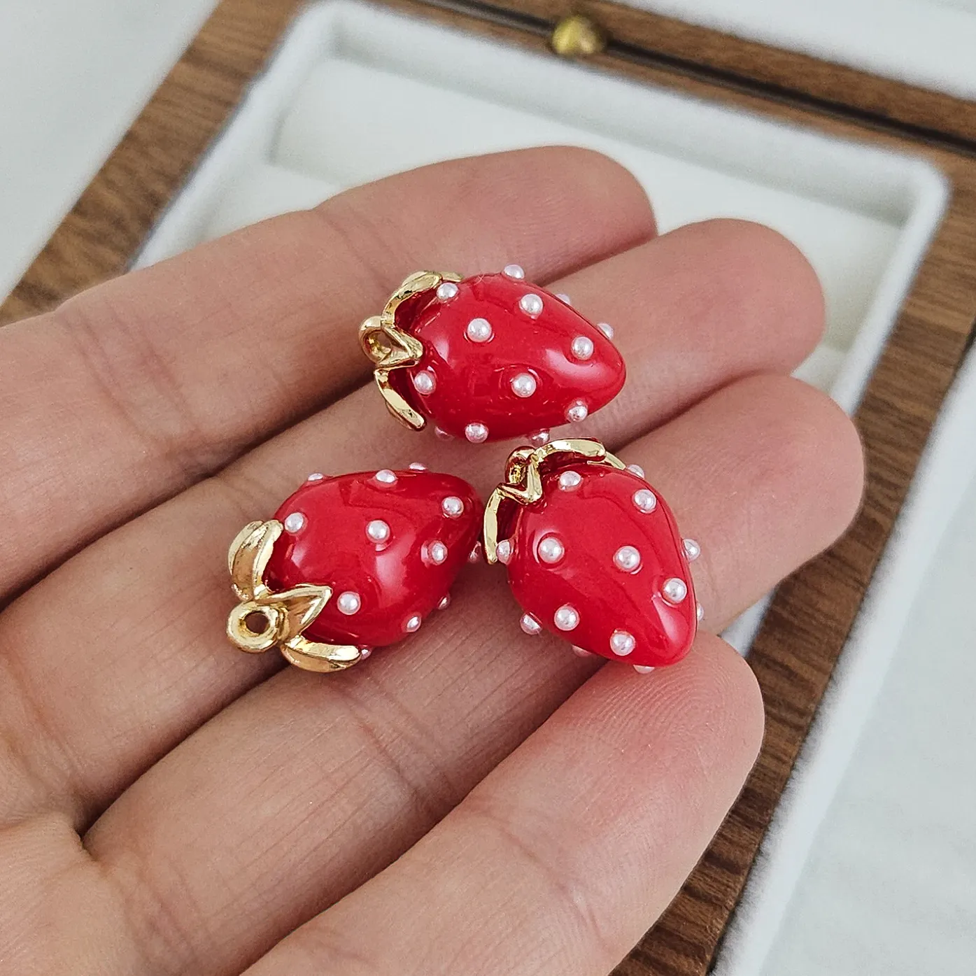 Подвеска Клубника 18.7х12.5мм акрил, красный, позолота 14К (10229-З-КРАС) купить с доставкой по России | Интернет-магазин Viva Beads