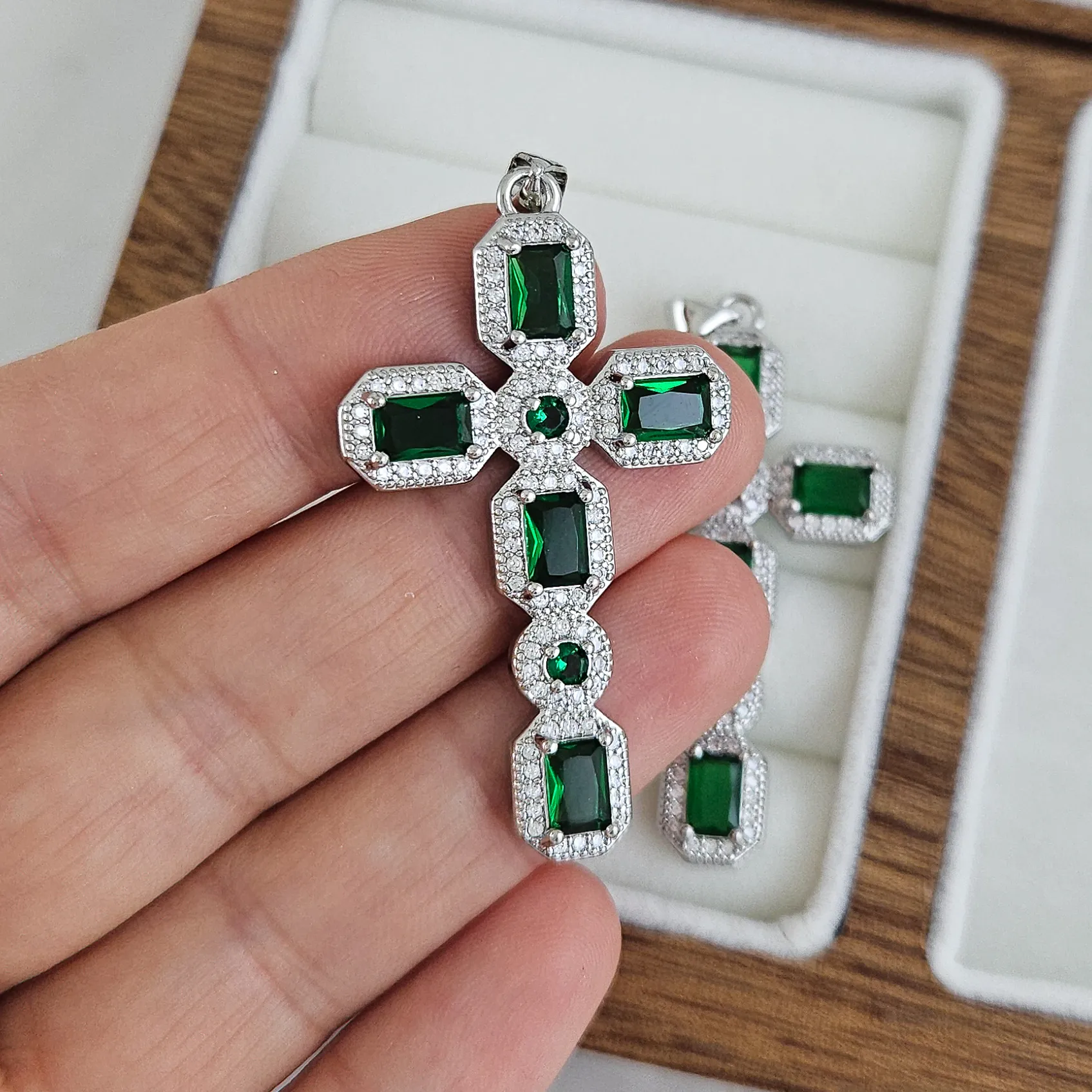 Подвеска Крест с фианитами 45.7х26.2 мм родиевое покрытие, изумрудный (9507-ИЗР) купить с доставкой по России | Интернет-магазин Viva Beads