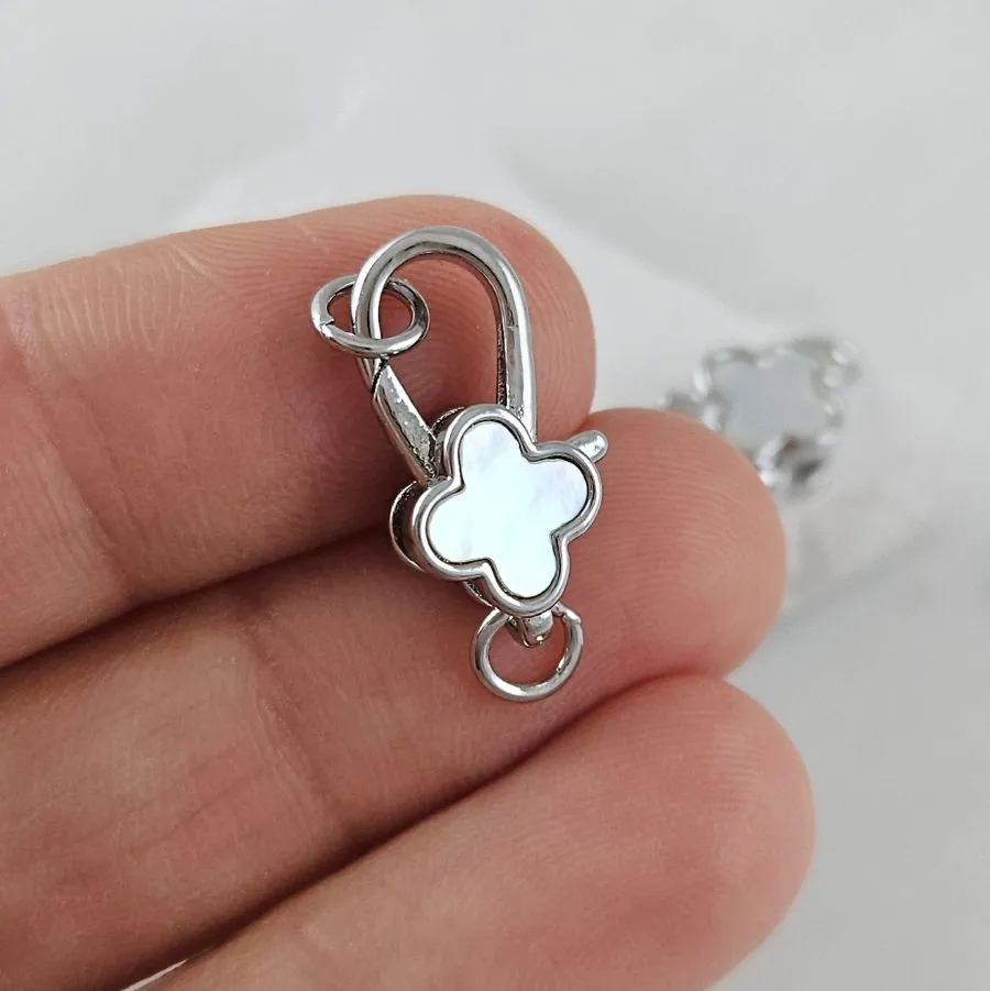 Замок карабин Клевер 18х10 мм с перламутром, родиевое покрытие (10110-Р) замок для украшений купить с доставкой по России | Интернет-магазин Viva Beads