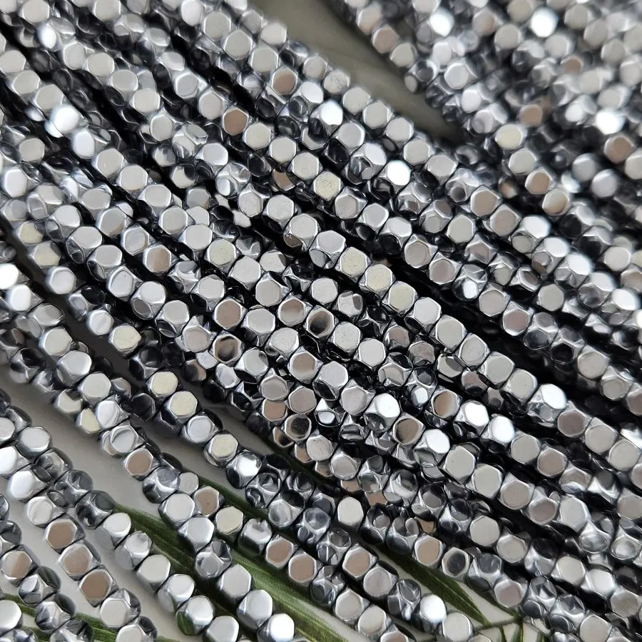 Нить 40 см Гематит, гематин 2.8 мм граненый куб цвет платина (6999-3-П) купить в Воронеже | Заказать в интернет-магазине Viva Beads
