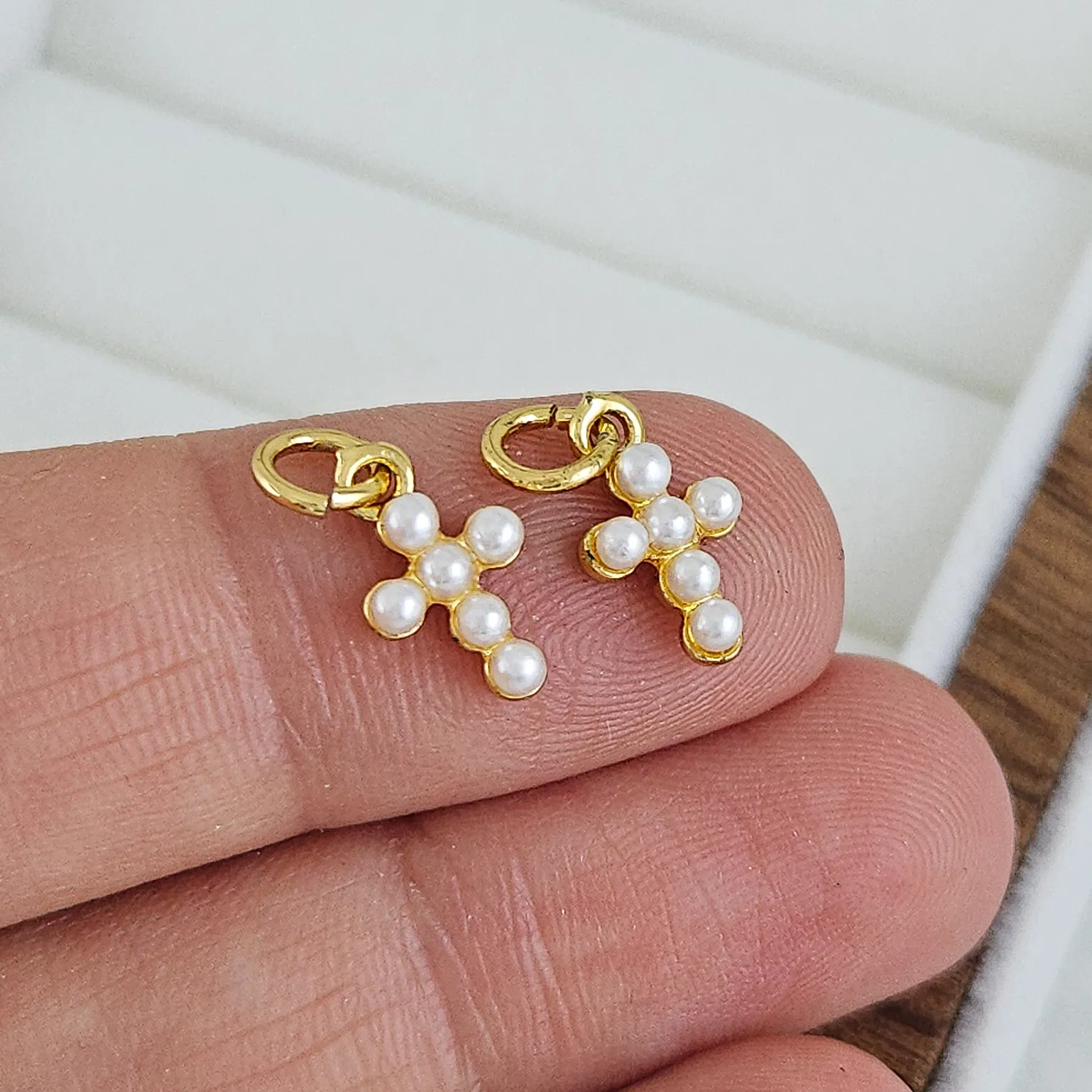 Подвеска Крест с жемчугом, имитация, мини 11x5.7 мм, позолота 14К (10232-З) купить с доставкой по России | Интернет-магазин Viva Beads