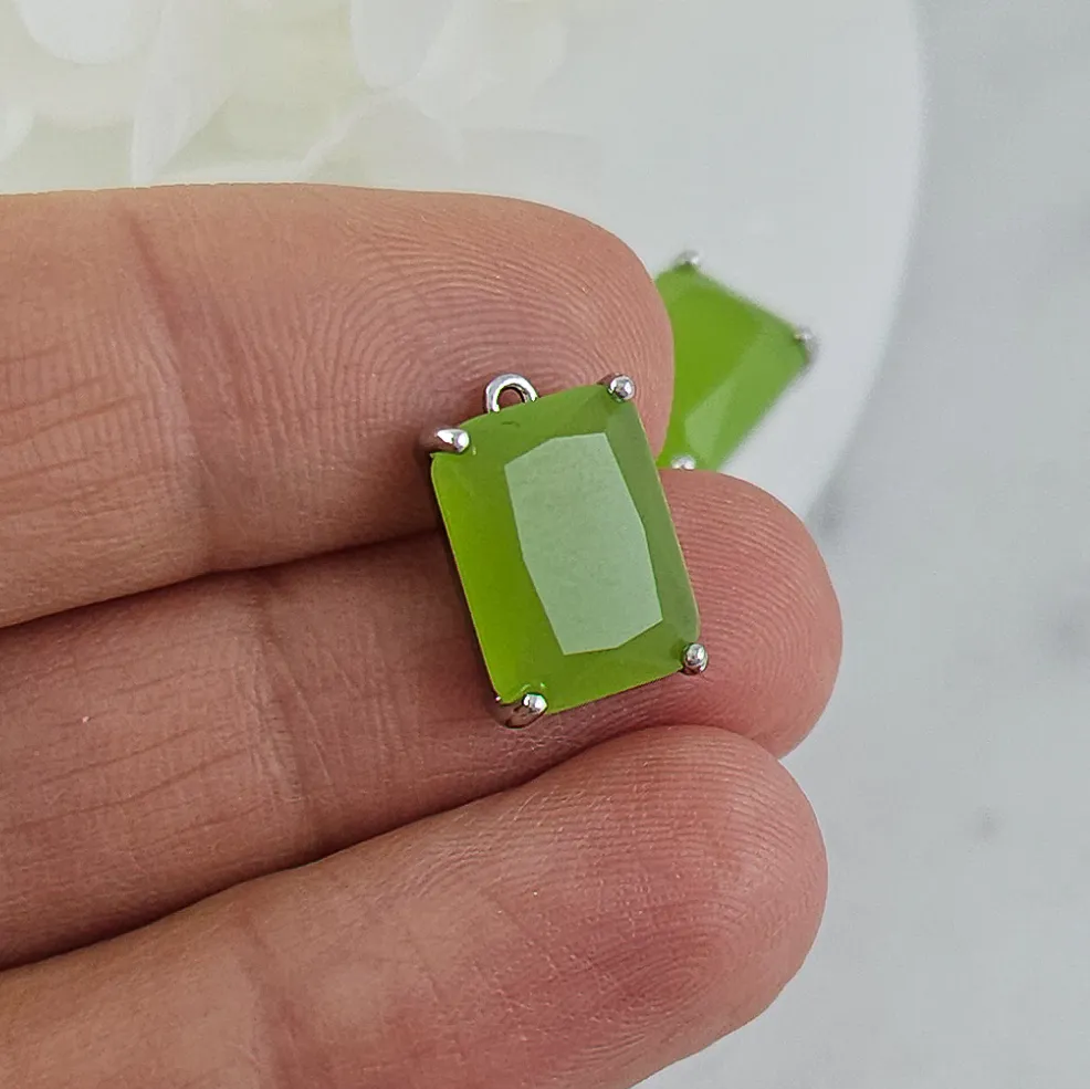 Подвеска прямоугольная с кристаллом 13.5x9 мм, родиевое покрытие, зеленый (10216-Р) купить с доставкой по России | Интернет-магазин Viva Beads