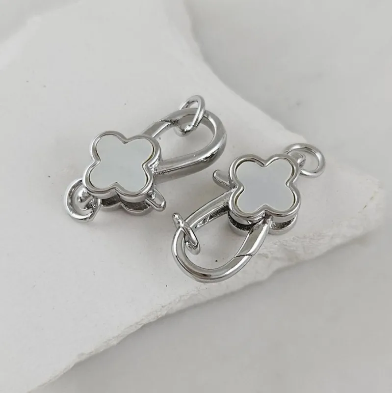 Замок карабин Клевер 18х10 мм с перламутром, родиевое покрытие (10110-Р) замок для украшений купить с доставкой по России | Интернет-магазин Viva Beads