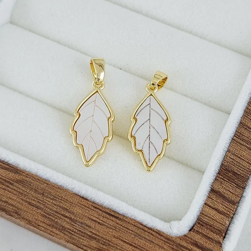 Подвеска кулон Лист 19x8.8х1.7 мм м перламутром, позолота 14К (10235-З) купить с доставкой по России | Интернет-магазин Viva Beads