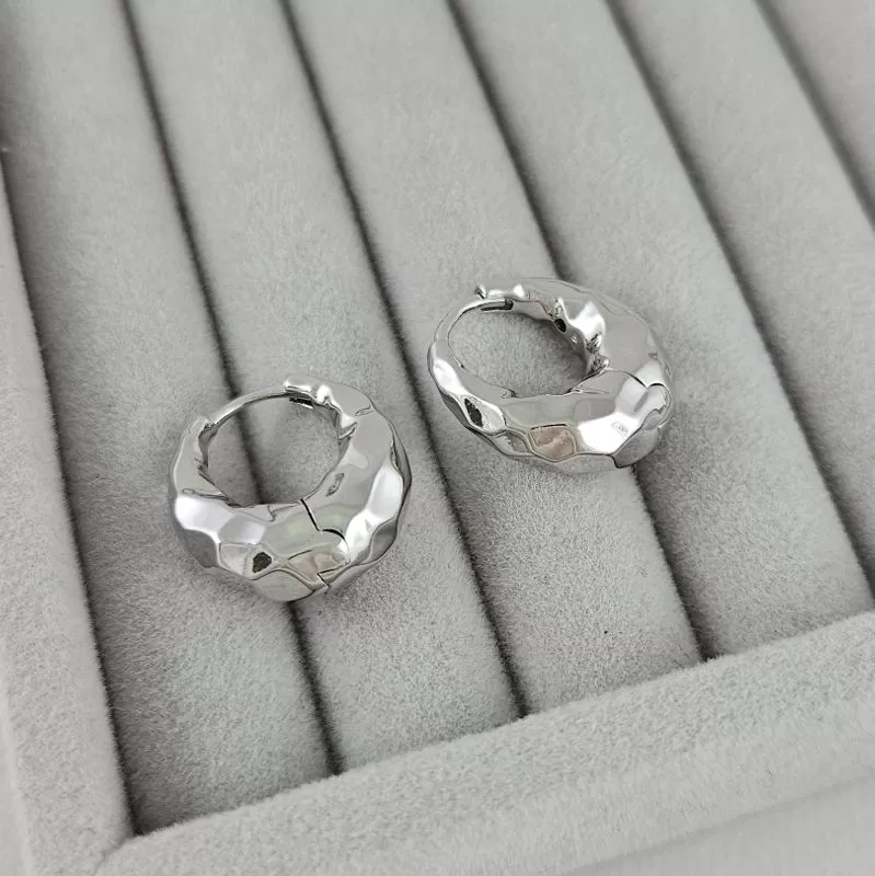 Серьги кольца мятые 18.5х7 мм с родиевым покрытием (9405-Р) купить с доставкой по России | Интернет-магазин Viva Beads