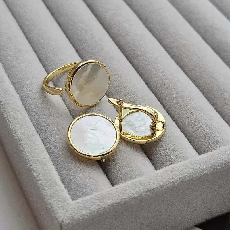 Комплект украшений с белым перламутром - серьги, кольцо в позолоте (КОМПЛ-1-З)