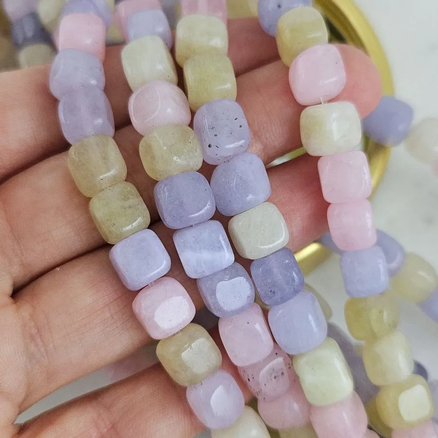 Нить 18 см Жадеит натуральный тонированный ок. 7-7.5 мм бусины формы куб, микс (10259-МИКС) для бижутерии купить с доставкой по России | Интернет‑магазин Viva Beads
