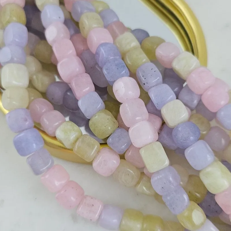 Нить 18 см Жадеит натуральный тонированный ок. 7-7.5 мм бусины формы куб, микс (10259-МИКС) для бижутерии купить с доставкой по России | Интернет‑магазин Viva Beads
