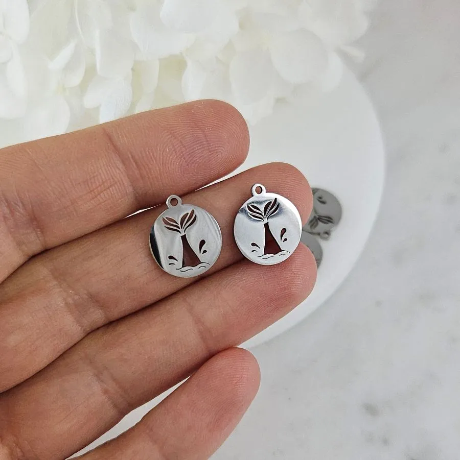 1 шт. Подвеска Круглая с хвостом кита, 13.6х11.6 мм, нержавеющая сталь (10209-К) купить с доставкой по России | Интернет-магазин Viva Beads