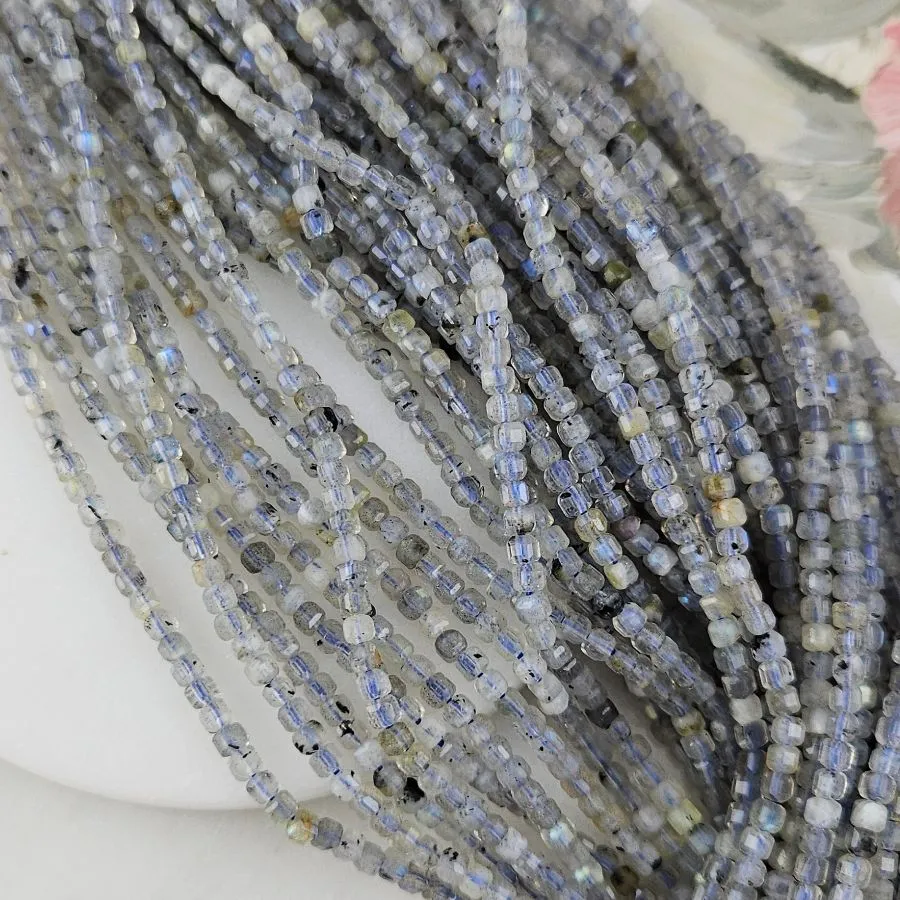 Нить 38 см Лабрадорит натуральный ок. 3 мм бусины граненый куб (10154) для бижутерии купить с доставкой по России | Интернет‑магазин Viva Beads
