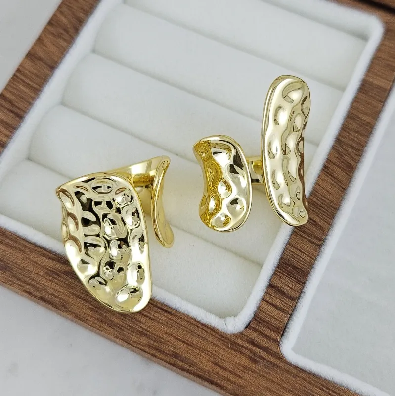 Кольцо Объемное с эффектом мятого металла свободного размера с позолотой 14К (10236-З) купить с доставкой по России | Интернет-магазин Viva Beads