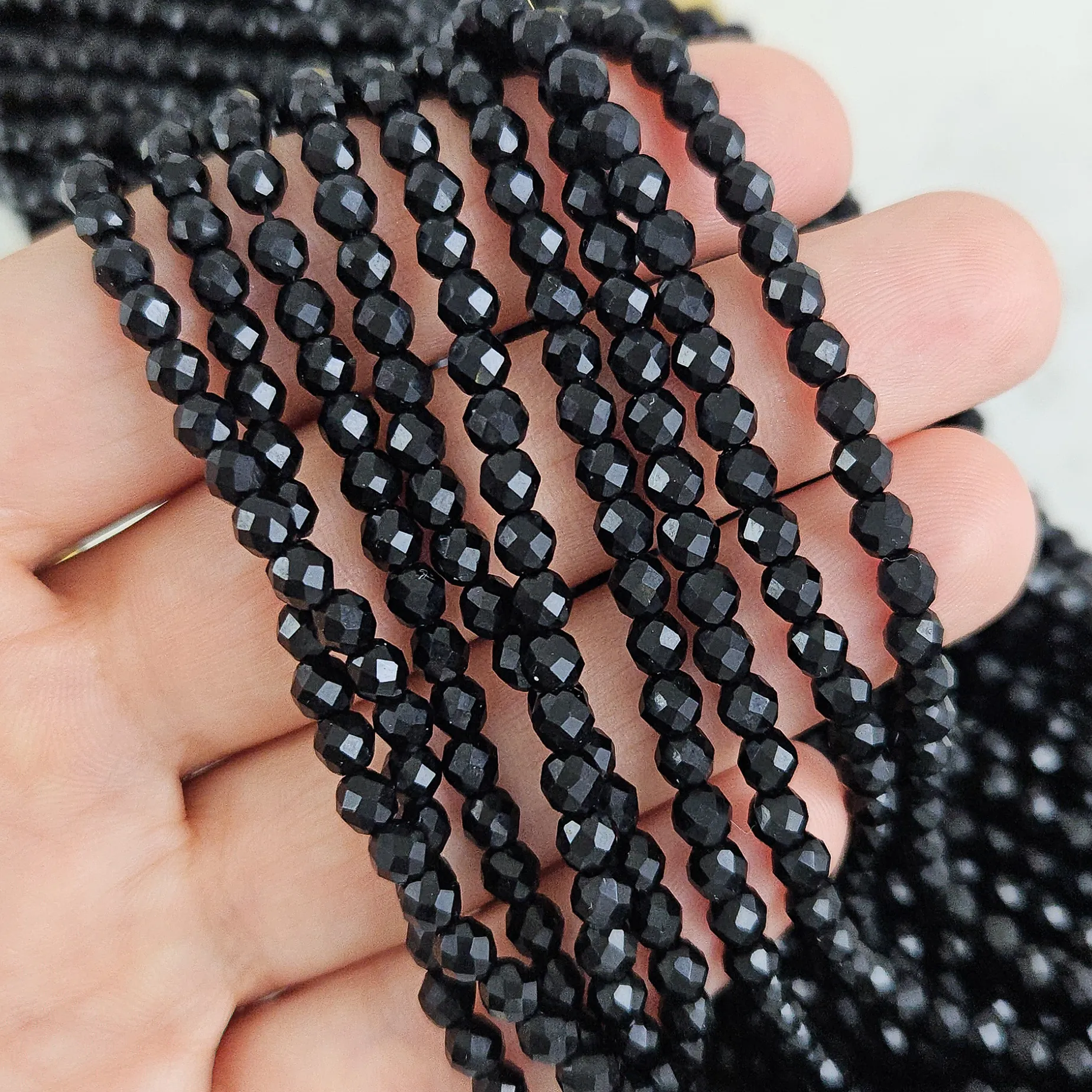 Нить 36 см Бусины стеклянные ок. 3.8 мм, граненый шар, черный (10256-4) купить с доставкой по России | Интернет-магазин Viva Beads