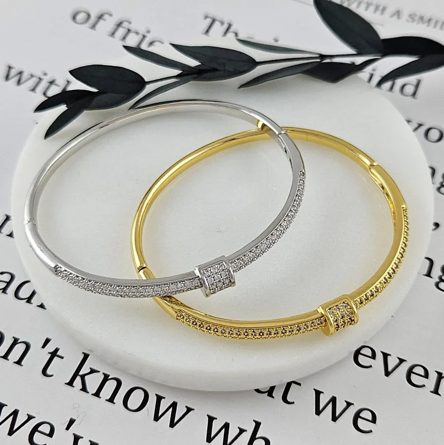 Браслет жесткий 65х55х4 мм с фианитами, родиевое покрытие (10037-Р) купить с доставкой по России | Интернет-магазин Viva Beads