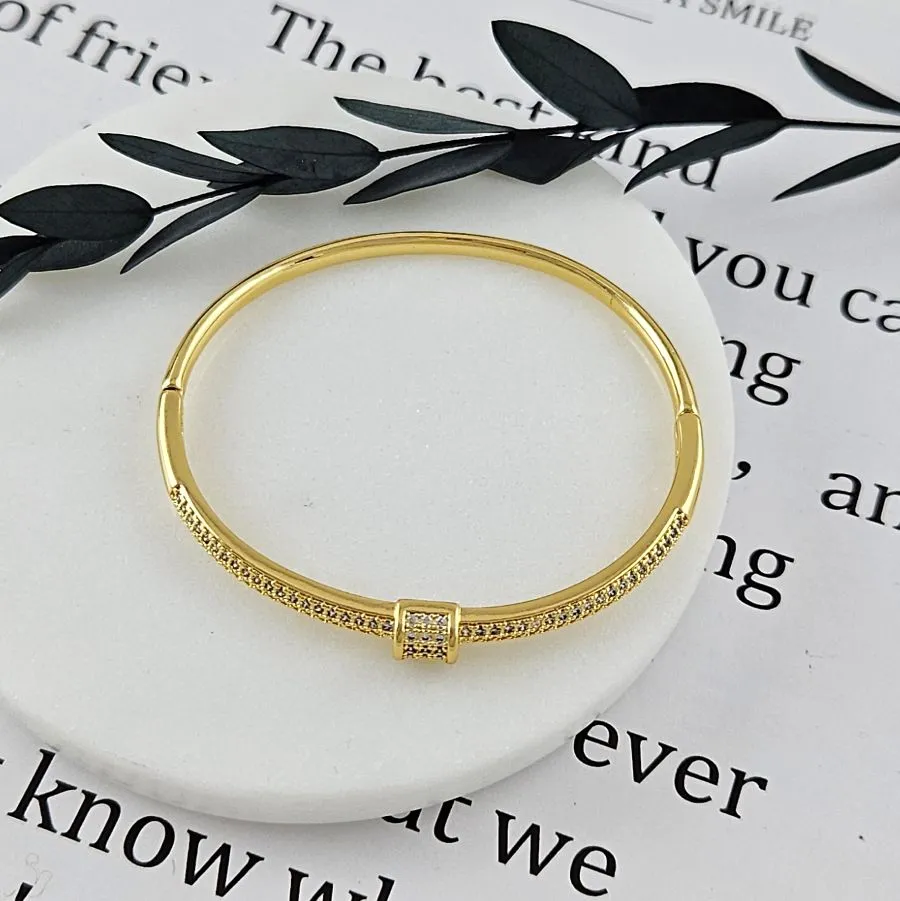 Браслет жесткий 65х55х4 мм с фианитами, позолота 14К (10037-З) купить с доставкой по России | Интернет-магазин Viva Beads