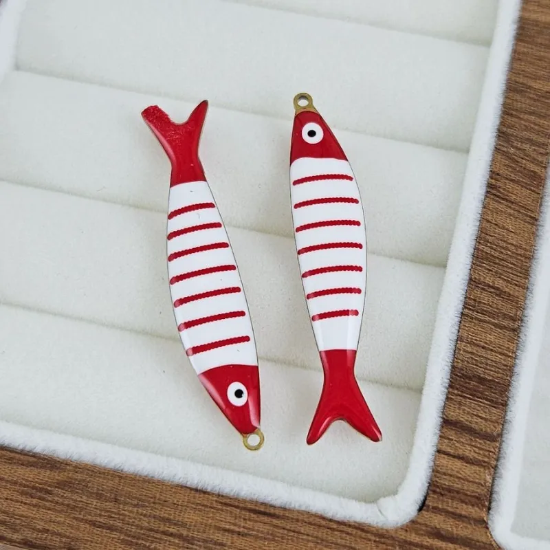 Подвеска Рыба 39.5х7.7х3.3 мм с эмалью, сталь в позолоте 18К (10208-КРАС) купить с доставкой по России | Интернет-магазин Viva Beads