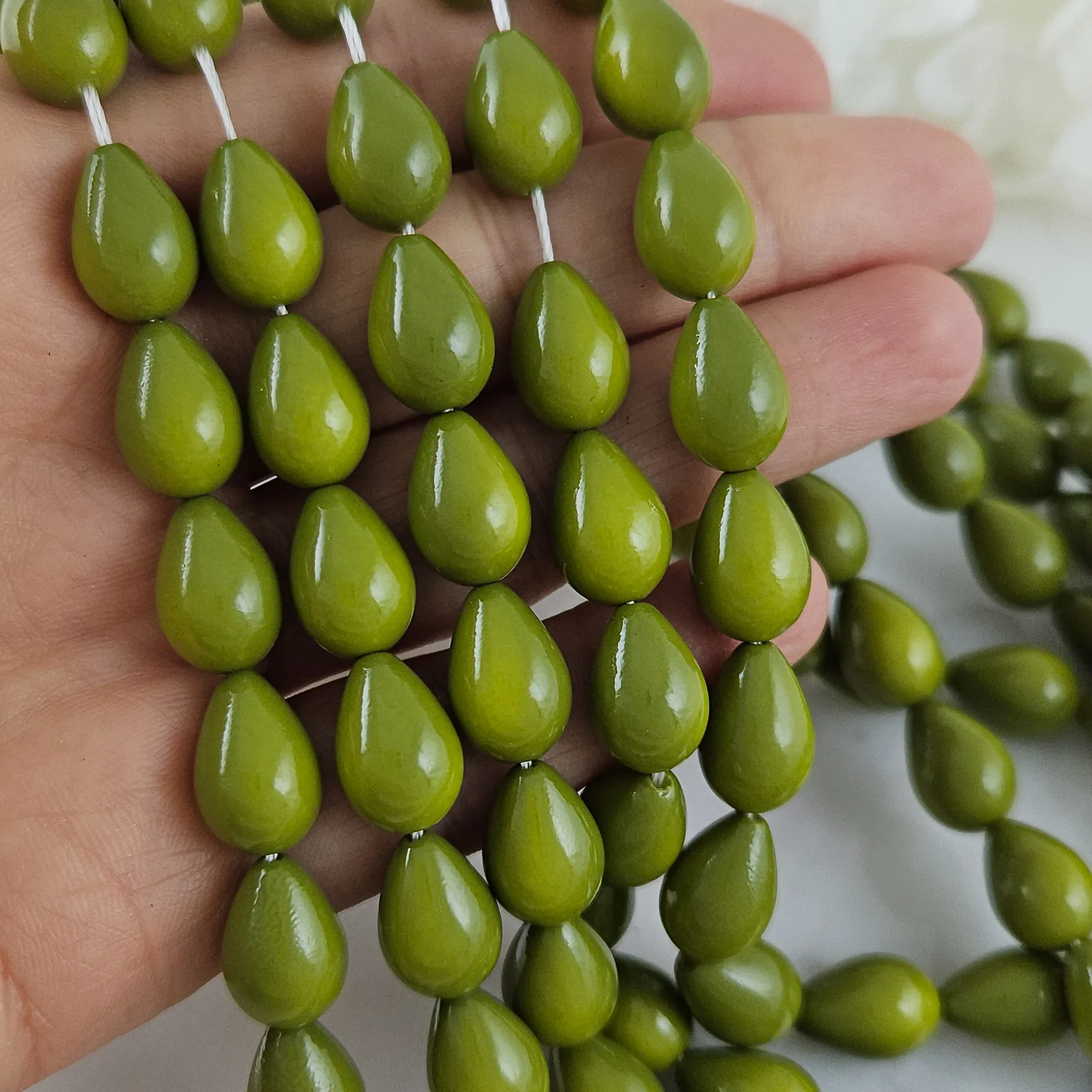 Нить 40 см Жемчуг майорка ок. 9х13 мм бусина гладкая капля, ярко-оливковый (9742-ЯОЛИВ) купить с доставкой по России | Интернет-магазин Viva Beads