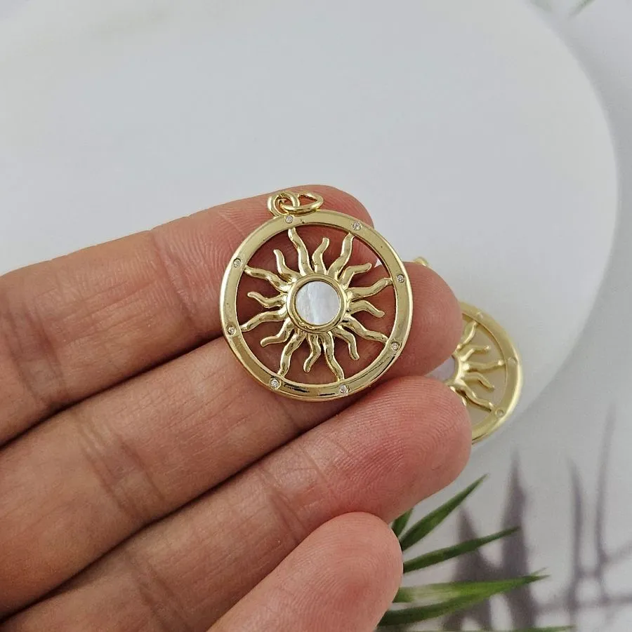 Подвеска Солнце 24.5х21.8 мм с фианитами  и перламутром, позолота 14К (9958-З)