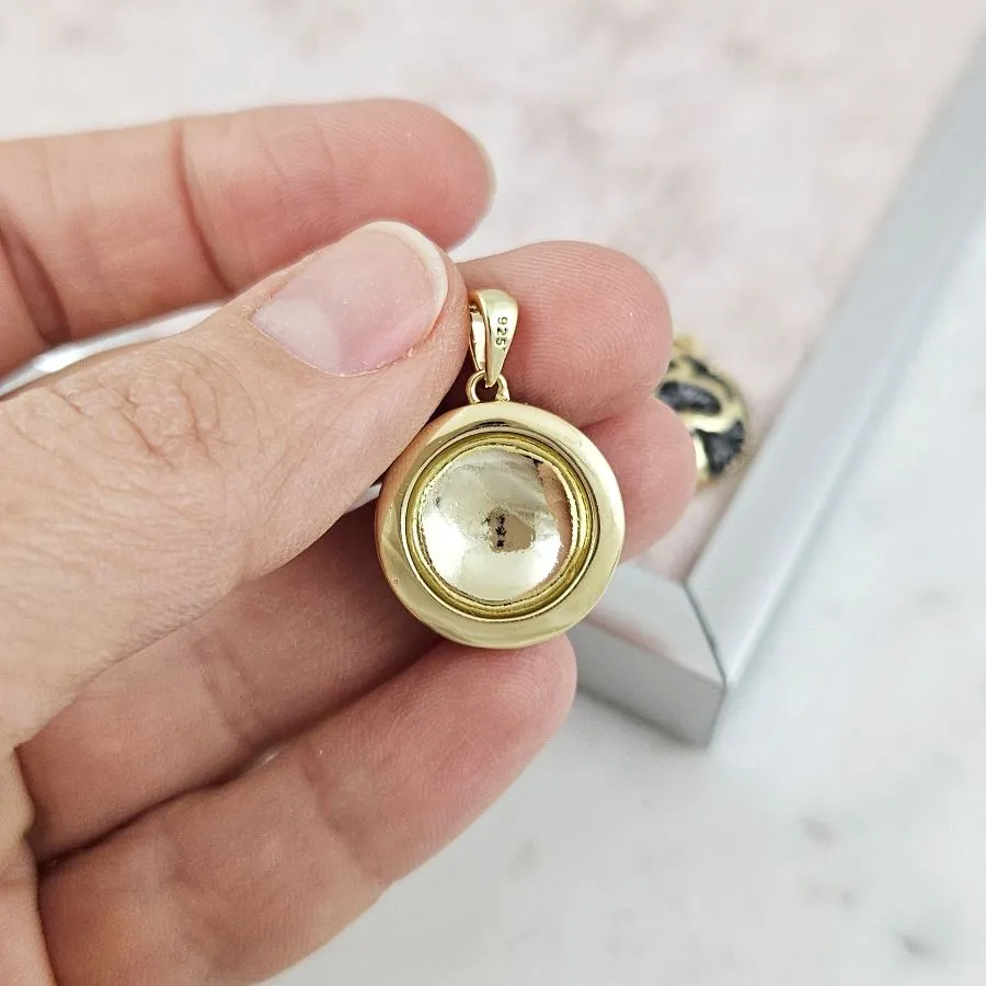 Подвеска круглая объемная 20.5х18.2 мм с черной эмалью, позолота 14К (10187-З) купить с доставкой по России | Интернет-магазин Viva Beads