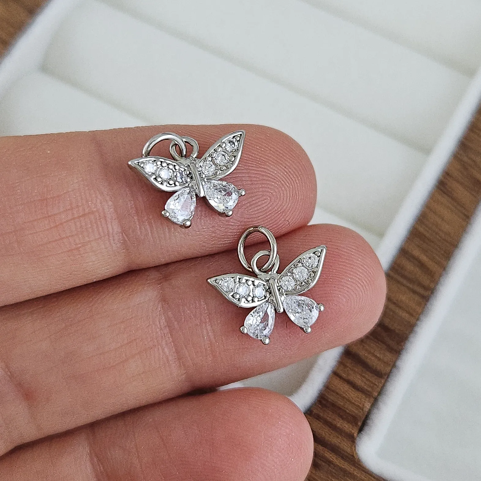 Подвеска Бабочка 9.6х13 мм с фианитами, родиевое покрытие (10230-Р) купить с доставкой по России | Интернет-магазин Viva Beads