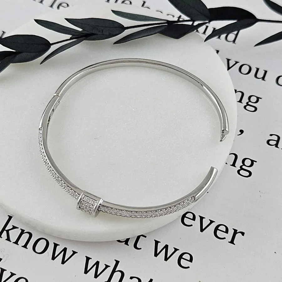 Браслет жесткий 65х55х4 мм с фианитами, родиевое покрытие (10037-Р) купить с доставкой по России | Интернет-магазин Viva Beads