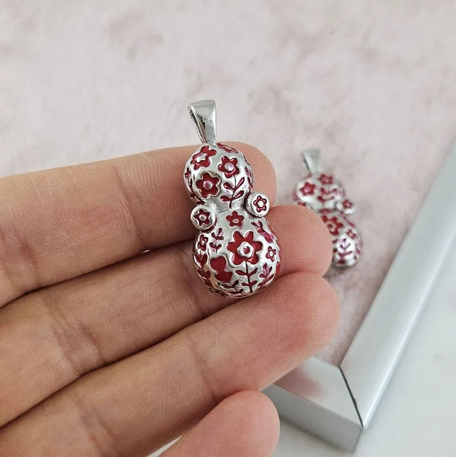 Подвеска Матрешка 30x13.6х10.5 мм с эмалью, родиевое покрытие (10175-Р) купить с доставкой по России | Интернет-магазин Viva Beads