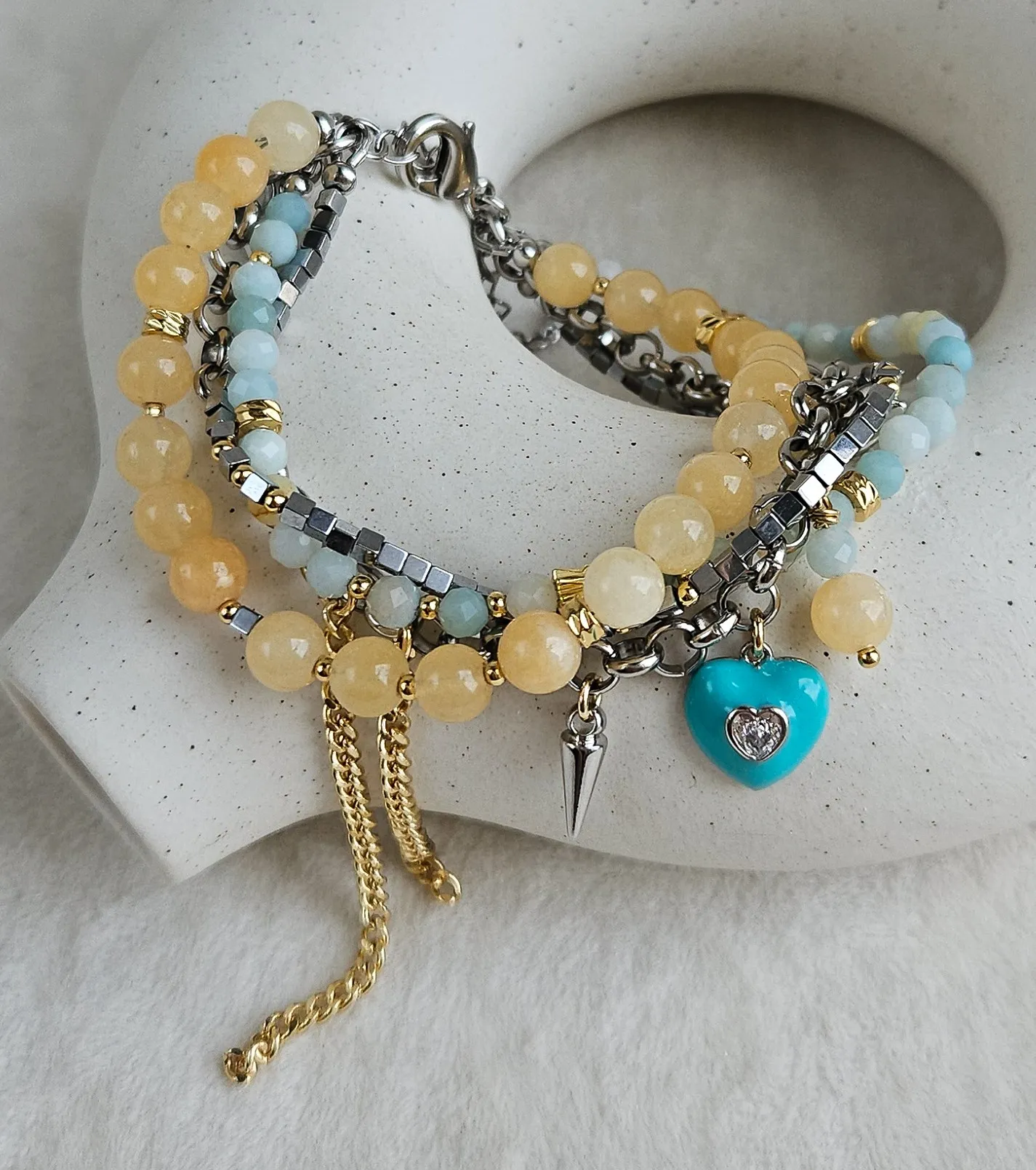 Процесс сборки многослойного браслета с кварцем и амазонитом