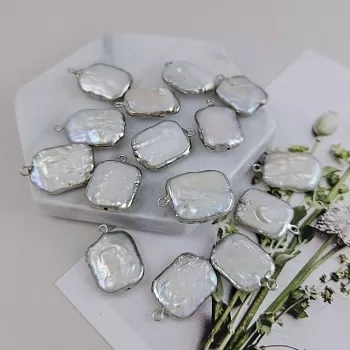 1 шт. Жемчуг барокко подвеска 21-25х15-17 мм белый, оправа цвет платины (9728) купить в #REGION_P# | Заказать в интернет-магазине Viva Beads
