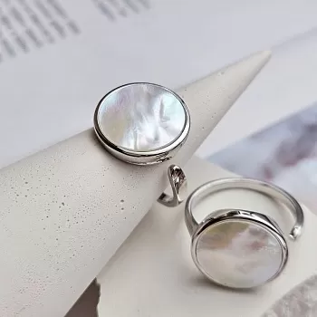 Кольцо с белым перламутром с родиевым покрытием (8540-Р-УЦ)