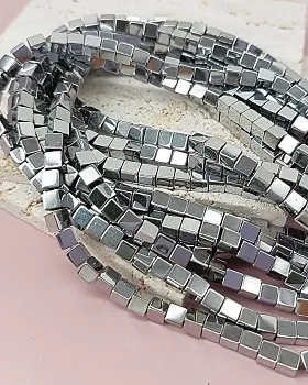 Нить 40 см Гематит, гематин 4 мм куб цвет платина (7977-П) для бижутерии купить с доставкой по России | Интернет‑магазин Viva Beads