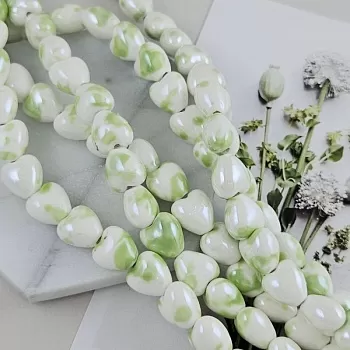 Бусина сердце 12 мм белый с зелеными пятнами, керамика (6436-БЗ) купить с доставкой по России | Интернет-магазин Viva Beads