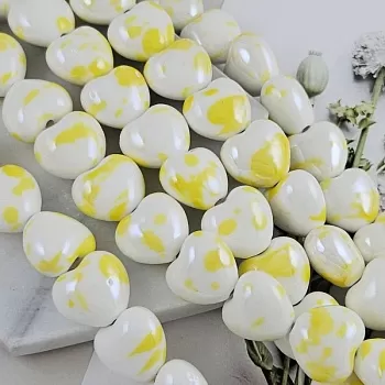 Бусина сердце 17х15 мм белый с желтыми пятнами, керамика (5502-БЖ) купить с доставкой по России | Интернет-магазин Viva Beads