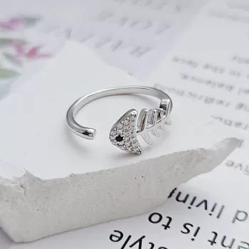 Кольцо Рыбка с фианитами свободный размер, родиевое покрытие (8723-Р) купить с доставкой по России | Интернет-магазин Viva Beads