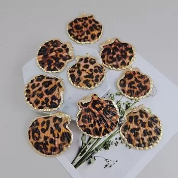 Подвеска Ракушка 36-46x36-48 мм с анималистичным принтом в позолоте (9750) купить с доставкой по России | Интернет-магазин Viva Beads