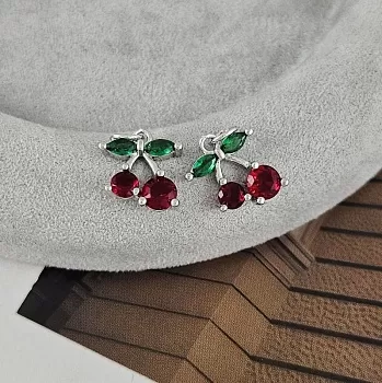 Подвеска Вишенки с фианитами 13.2x12 мм родиевое покрытие (9421-Р) Подвеска Вишенки с фианитами 13.2x12 мм родиевое покрытие (9421-Р)