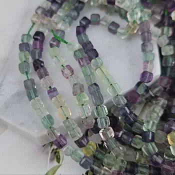 Нить 18 см Флюорит натуральный ок. 4 мм бусина граненый куб (9741) для бижутерии купить с доставкой по России | Интернет‑магазин Viva Beads