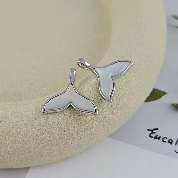 Подвеска Хвост кита с перламутром 17x17.5 мм родиевое покр. (7606-Р) купить с доставкой по России | Интернет-магазин Viva Beads