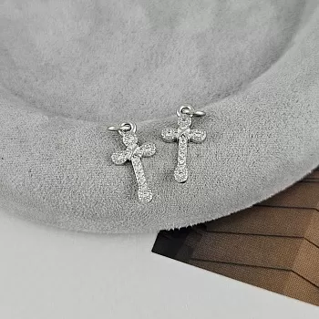 Подвеска Крест 16x8 мм с фианитами, родиевое покрытие (9379-Р) купить с доставкой по России | Интернет-магазин Viva Beads