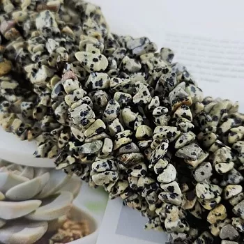 Нить 39 см Яшма далматиновая / порфирит / крошка 5-8 мм (8817) для бижутерии купить с доставкой по России | Интернет‑магазин Viva Beads