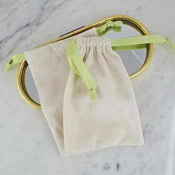 Мешочек бархатный для украшений ок. 10х14 см, цвет молочный (10250-МОЛ) для бижутерии купить с доставкой по России | Интернет-магазин Viva Beads