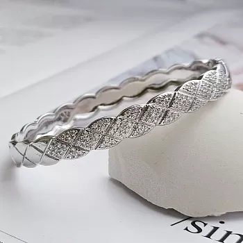 Браслет жесткий с фианитами 67х55х7.7 мм родиевое покрытие (8550-Р) купить с доставкой по России | Интернет-магазин Viva Beads