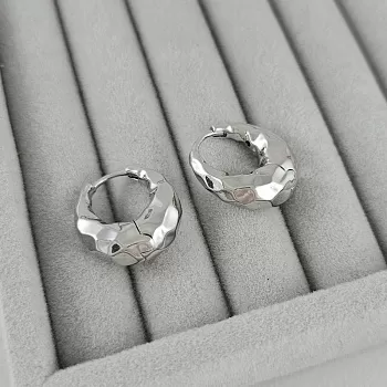 Серьги кольца мятые 18.5х7 мм с родиевым покрытием (9405-Р) купить с доставкой по России | Интернет-магазин Viva Beads