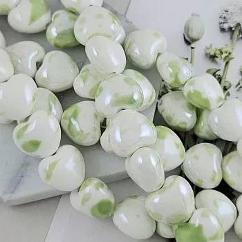 Бусина сердце 17х15 мм, белый с зелеными пятнами, керамика (5502-БЗ) купить с доставкой по России | Интернет-магазин Viva Beads