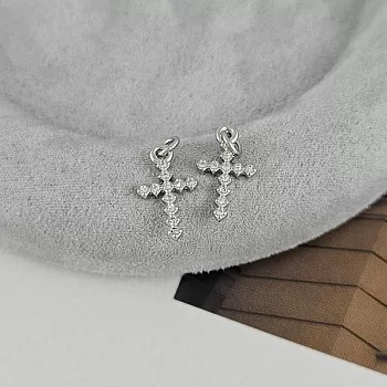 Подвеска Крест 15x9 мм с фианитами, родиевое покрытие (7543-Р) Подвеска Крест 15x9 мм с фианитами, родиевое покрытие (7543-Р)